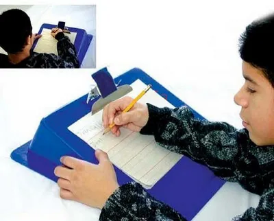 Мальчик за доской для письма