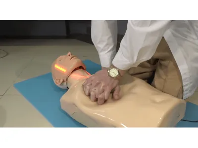 Александр М-07 тренажер СЛР с контроллером и табло в действии