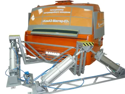 320_Т0130 Автотренажер контраварийного вождения КамАЗ-Мастер-07_МЧС (оригинальная кабина автомобиля КамАЗ, установленная на шестистепенную динамическу