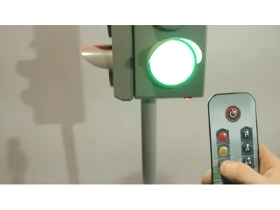 А2098 Электрифицированная модель транспортного и пешеходного светофоров с обратным отсчетом времени на стойке и основании