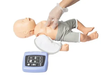 ПРАКТИ-БЭБИ Плюс Манекен-тренажер полноростовой для отработки навыков сердечно-легочной реанимации (с контроллером)_3