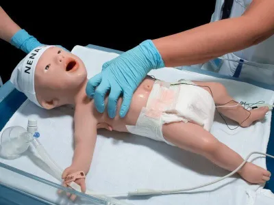 Тренажер-манекен ухода за младенцем NENASim_1