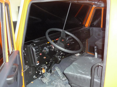 320_Т0130 Автотренажер контраварийного вождения КамАЗ-Мастер-07_МЧС (оригинальная кабина автомобиля КамАЗ, установленная на шестистепенную динамическу